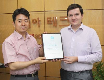 Син-Ву Ли получает из рук Олег Зыкова сертификат официального реселлера C3D